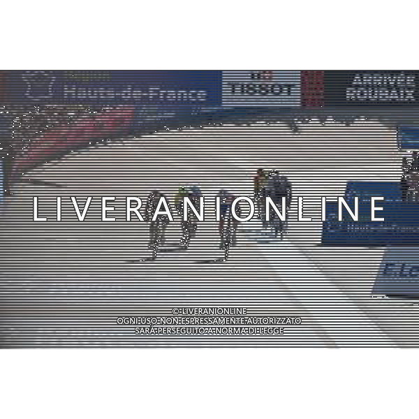 17-04-2022 Paris - Roubaix; 2022, Jumbo - Visma; 2022, Groupama - Fdj; Van Aert, Wout; Kung, Stefan; Roubaix; ©SIROTTI/AGENZIA ALDO LIVERANI SAS