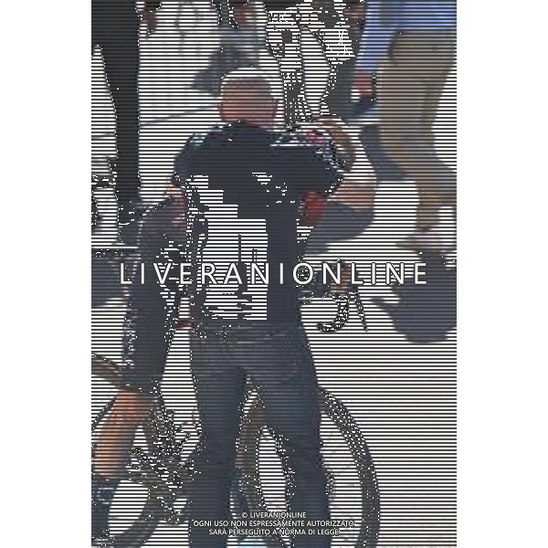 17-04-2022 Paris - Roubaix; 2022, Ineos - Grenadiers; Van Baarle, Dylan; Brailsford, Dave; Roubaix; ©SIROTTI/AGENZIA ALDO LIVERANI SAS