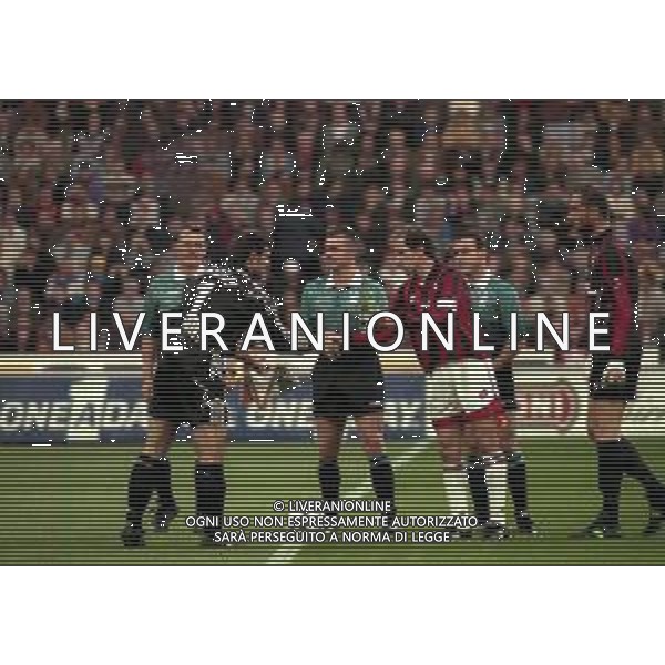 06-04-1997 MILANO -CAMPIONATO DI CALCIO SERIE A MILAN -JUVENTUS 1-6 NELLA FOTO ANGELO PERUZZI-ARBITRO STEFANO BRASCHI E FRANCO BARESI I CAPITANI SI SCAMBIANO I GAGLIARDETTI AG ALDO LIVERANI SAS