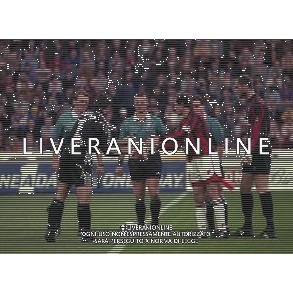 06-04-1997 MILANO -CAMPIONATO DI CALCIO SERIE A MILAN -JUVENTUS 1-6 NELLA FOTO ANGELO PERUZZI-ARBITRO STEFANO BRASCHI E FRANCO BARESI I CAPITANI SI SCAMBIANO I GAGLIARDETTI AG ALDO LIVERANI SAS