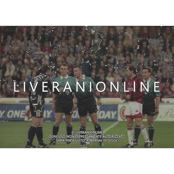 06-04-1997 MILANO -CAMPIONATO DI CALCIO SERIE A MILAN -JUVENTUS 1-6 NELLA FOTO ANGELO PERUZZI ARBITRO STEFANO BRASCHI E FRANCO BARESI SCAMBIO GAGLIARDETTI FRA I DUE CAPITANI AG ALDO LIVERANI SAS