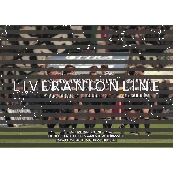 06-04-1997 MILANO -CAMPIONATO DI CALCIO SERIE A MILAN -JUVENTUS 1-6 NELLA FOTO ABBRACCI GIOCATORI JUVENTUS DOPO UN GOAL AG ALDO LIVERANI SAS
