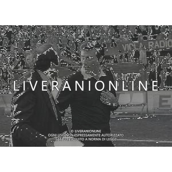 17-01-1982 FIRENZE CAMPIONATO DI CALCIO DI SERIE A FIORENTINA-CAGLIARI 1-1 NELLA FOTO PAOLO CAROSI ALLENATORE CAGLIARI CALCIO DISCUTE CON L\'ARBITRO LUIGI AGNOLIN AG ALDO LIVERANI SAS