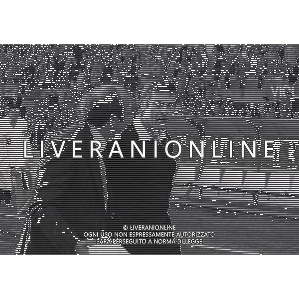 17-01-1982 FIRENZE CAMPIONATO DI CALCIO DI SERIE A FIORENTINA-CAGLIARI 1-1 NELLA FOTO PAOLO CAROSI ALLENATORE CAGLIARI CALCIO DISCUTE CON L\'ARBITRO LUIGI AGNOLIN AG ALDO LIVERANI SAS