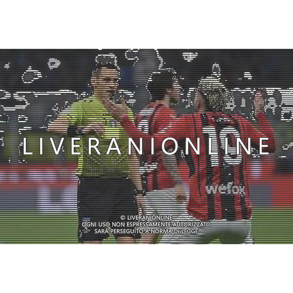 l\'arbitro Maurizio Mariani di Aprilia (LT) ammonisce Theo Hernandez (Milan) Inter vs Milan Coppa Italia Frecciarossa - semifinale gara di ritorno Milano 19-04-2022 Stadio Giuseppe Meazza - San Siro foto Roberto Garavaglia/ag. Aldo Liverani sas /AGENZIA ALDO LIVERANI SAS