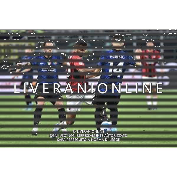 Junior Messias (Milan) tra ivan perisic e hakan calhanoglu Inter vs Milan Coppa Italia Frecciarossa - semifinale gara di ritorno Milano 19-04-2022 Stadio Giuseppe Meazza - San Siro foto Roberto Garavaglia/ag. Aldo Liverani sas /AGENZIA ALDO LIVERANI SAS
