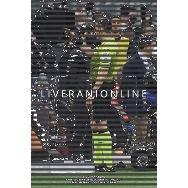 l\'arbitro Maurizio Mariani di Aprilia (LT) rivede al VAR e poi annulla il gol di Ismael Bennacer (Milan) Inter vs Milan Coppa Italia Frecciarossa - semifinale gara di ritorno Milano 19-04-2022 Stadio Giuseppe Meazza - San Siro foto Roberto Garavaglia/ag. Aldo Liverani sas /AGENZIA ALDO LIVERANI SAS
