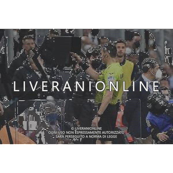 l\'arbitro Maurizio Mariani di Aprilia (LT) rivede al VAR e poi annulla il gol di Ismael Bennacer (Milan) Inter vs Milan Coppa Italia Frecciarossa - semifinale gara di ritorno Milano 19-04-2022 Stadio Giuseppe Meazza - San Siro foto Roberto Garavaglia/ag. Aldo Liverani sas /AGENZIA ALDO LIVERANI SAS