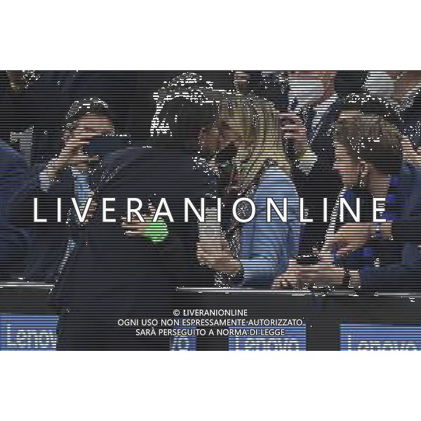 Simone Inzaghi allenatore Inter bacia la moglie Gaia Lucariello a fine gara Inter vs Milan Coppa Italia Frecciarossa - semifinale gara di ritorno Milano 19-04-2022 Stadio Giuseppe Meazza - San Siro foto Roberto Garavaglia/ag. Aldo Liverani sas /AGENZIA ALDO LIVERANI SAS