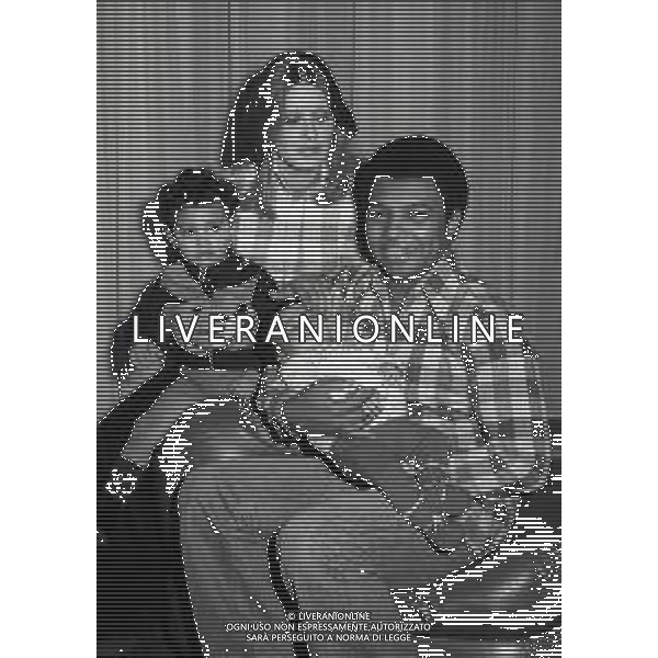 NEG-RETROSPETTIVA WESS JOHNSON PSEUDONIMO WESLEY JOHNSON CANTANTE  NELLA FOTO WESS JOHNSON A ROMA NELL\'ANNO 1974 CON LA MOGLIE RITA TARTAGLIA E I FIGLI  AG ALDO LIVERANI SAS