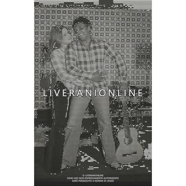 NEG-RETROSPETTIVA WESS JOHNSON PSEUDONIMO WESLEY JOHNSON CANTANTE  NELLA FOTO WESS JOHNSON A ROMA NELL\'ANNO 1974 CON LA MOGLIE RITA TARTAGLIA E I FIGLI  AG ALDO LIVERANI SAS