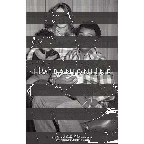 NEG-RETROSPETTIVA WESS JOHNSON PSEUDONIMO WESLEY JOHNSON CANTANTE  NELLA FOTO WESS JOHNSON A ROMA NELL\'ANNO 1974 CON LA MOGLIE RITA TARTAGLIA E I FIGLI  AG ALDO LIVERANI SAS
