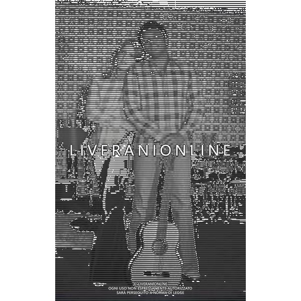 NEG-RETROSPETTIVA WESS JOHNSON PSEUDONIMO WESLEY JOHNSON CANTANTE  NELLA FOTO WESS JOHNSON A ROMA NELL\'ANNO 1974 CON LA MOGLIE RITA TARTAGLIA E I FIGLI  AG ALDO LIVERANI SAS
