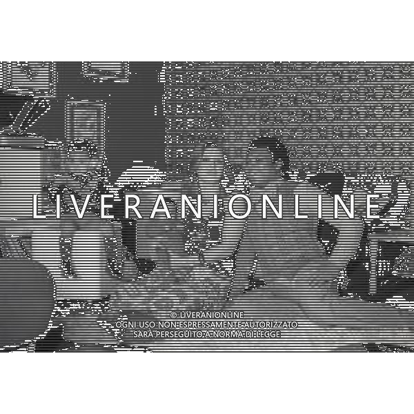 NEG-RETROSPETTIVA WESS JOHNSON PSEUDONIMO WESLEY JOHNSON CANTANTE  NELLA FOTO WESS JOHNSON A ROMA NELL\'ANNO 1974 CON LA MOGLIE RITA TARTAGLIA E I FIGLI  AG ALDO LIVERANI SAS