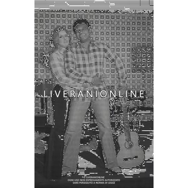 NEG-RETROSPETTIVA WESS JOHNSON PSEUDONIMO WESLEY JOHNSON CANTANTE  NELLA FOTO WESS JOHNSON A ROMA NELL\'ANNO 1974 CON LA MOGLIE RITA TARTAGLIA E I FIGLI  AG ALDO LIVERANI SAS
