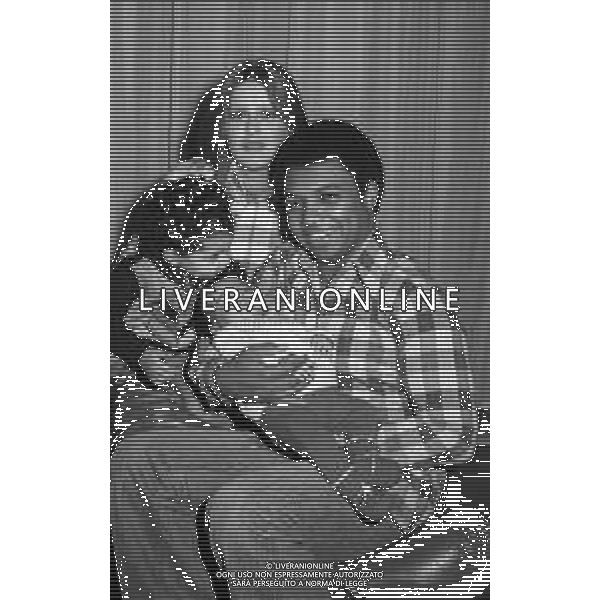 NEG-RETROSPETTIVA WESS JOHNSON PSEUDONIMO WESLEY JOHNSON CANTANTE  NELLA FOTO WESS JOHNSON A ROMA NELL\'ANNO 1974 CON LA MOGLIE RITA TARTAGLIA E I FIGLI  AG ALDO LIVERANI SAS