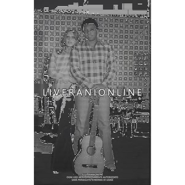 NEG-RETROSPETTIVA WESS JOHNSON PSEUDONIMO WESLEY JOHNSON CANTANTE  NELLA FOTO WESS JOHNSON A ROMA NELL\'ANNO 1974 CON LA MOGLIE RITA TARTAGLIA E I FIGLI  AG ALDO LIVERANI SAS
