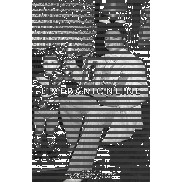 NEG-RETROSPETTIVA WESS JOHNSON PSEUDONIMO WESLEY JOHNSON CANTANTE  NELLA FOTO WESS JOHNSON A ROMA NELL\'ANNO 1974 CON LA MOGLIE RITA TARTAGLIA E I FIGLI  AG ALDO LIVERANI SAS