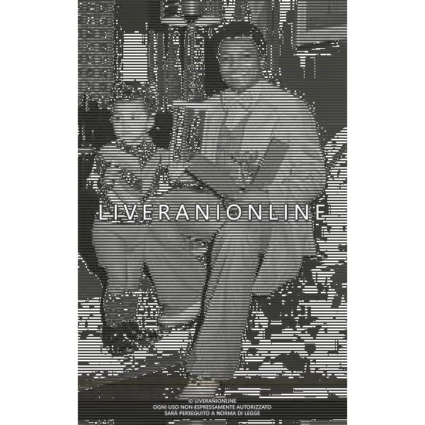 NEG-RETROSPETTIVA WESS JOHNSON PSEUDONIMO WESLEY JOHNSON CANTANTE  NELLA FOTO WESS JOHNSON A ROMA NELL\'ANNO 1974 CON LA MOGLIE RITA TARTAGLIA E I FIGLI  AG ALDO LIVERANI SAS