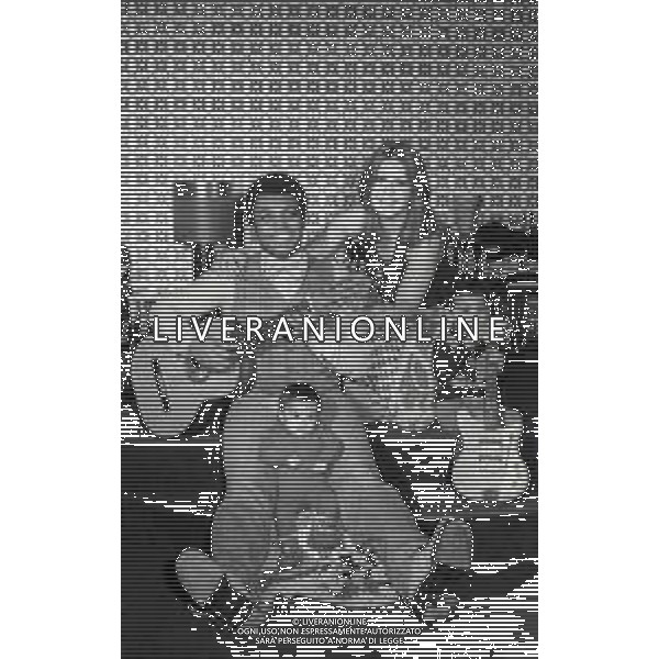 NEG-RETROSPETTIVA WESS JOHNSON PSEUDONIMO WESLEY JOHNSON CANTANTE  NELLA FOTO WESS JOHNSON A ROMA NELL\'ANNO 1974 CON LA MOGLIE RITA TARTAGLIA E I FIGLI  AG ALDO LIVERANI SAS