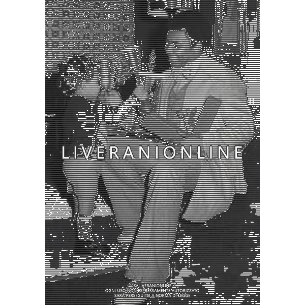NEG-RETROSPETTIVA WESS JOHNSON PSEUDONIMO WESLEY JOHNSON CANTANTE  NELLA FOTO WESS JOHNSON A ROMA NELL\'ANNO 1974 CON LA MOGLIE RITA TARTAGLIA E I FIGLI  AG ALDO LIVERANI SAS