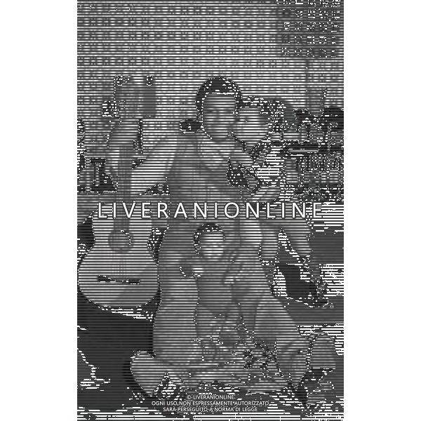 NEG-RETROSPETTIVA WESS JOHNSON PSEUDONIMO WESLEY JOHNSON CANTANTE  NELLA FOTO WESS JOHNSON A ROMA NELL\'ANNO 1974 CON LA MOGLIE RITA TARTAGLIA E I FIGLI  AG ALDO LIVERANI SAS