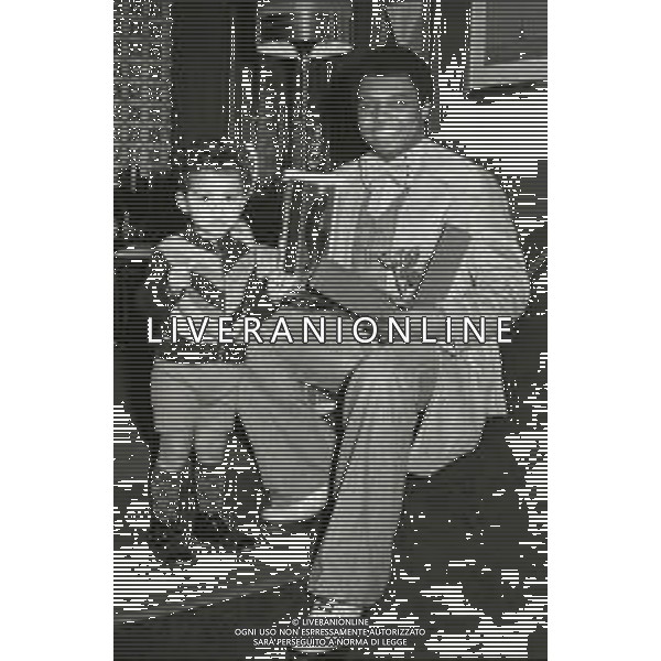 NEG-RETROSPETTIVA WESS JOHNSON PSEUDONIMO WESLEY JOHNSON CANTANTE NELLA FOTO WESS JOHNSON A ROMA NELL\'ANNO 1974 CON LA MOGLIE RITA TARTAGLIA E I FIGLI  AG ALDO LIVERANI SAS