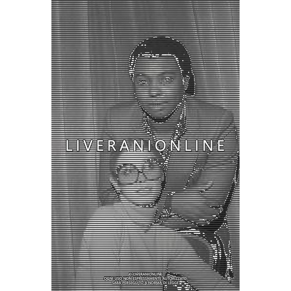 NEG-RETROSPETTIVA WESS JOHNSON PSEUDONIMO WESLEY JOHNSON CANTANTE NELLA FOTO WESS JOHNSON CON DORI GHEZZI AL FESTIVAL DI SANREMO NELL\'ANNO 1976 AG ALDO LIVERANI SAS