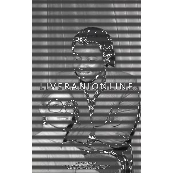 NEG-RETROSPETTIVA WESS JOHNSON PSEUDONIMO WESLEY JOHNSON CANTANTE NELLA FOTO WESS JOHNSON CON DORI GHEZZI AL FESTIVAL DI SANREMO NELL\'ANNO 1976 AG ALDO LIVERANI SAS