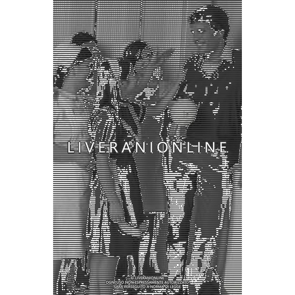 RETROSPETTIVA GIULIANO GEMMA ATTORE NELLA FOTO GIULIANO GEMMA IN OSPEDALE PER LA NASCITA DELLA FIGLIA VERA CON LA MOGLIE NATALIA ROBERTI NELL\'ANNO 1970 AG ALDO LIVERANI SAS