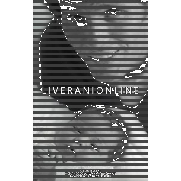 RETROSPETTIVA GIULIANO GEMMA ATTORE NELLA FOTO GIULIANO GEMMA IN OSPEDALE PER LA NASCITA DELLA FIGLIA VERA CON LA MOGLIE NATALIA ROBERTI NELL\'ANNO 1970 AG ALDO LIVERANI SAS