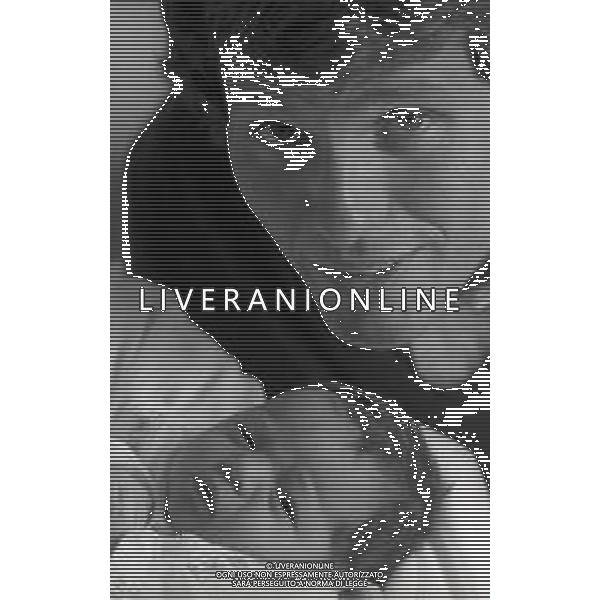 RETROSPETTIVA GIULIANO GEMMA ATTORE NELLA FOTO GIULIANO GEMMA IN OSPEDALE PER LA NASCITA DELLA FIGLIA VERA CON LA MOGLIE NATALIA ROBERTI NELL\'ANNO 1970 AG ALDO LIVERANI SAS