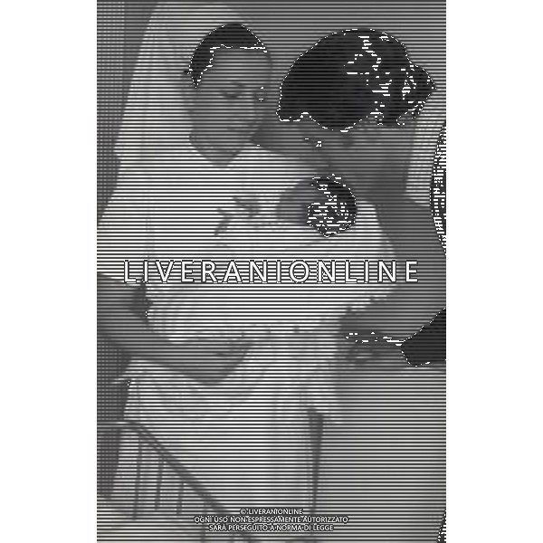 RETROSPETTIVA GIULIANO GEMMA ATTORE NELLA FOTO GIULIANO GEMMA IN OSPEDALE PER LA NASCITA DELLA FIGLIA VERA CON LA MOGLIE NATALIA ROBERTI NELL\'ANNO 1970 AG ALDO LIVERANI SAS