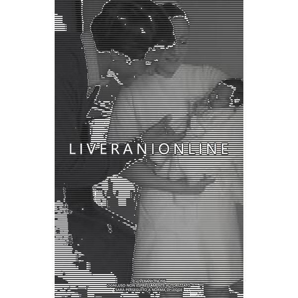 RETROSPETTIVA GIULIANO GEMMA ATTORE NELLA FOTO GIULIANO GEMMA IN OSPEDALE PER LA NASCITA DELLA FIGLIA VERA CON LA MOGLIE NATALIA ROBERTI NELL\'ANNO 1970 AG ALDO LIVERANI SAS