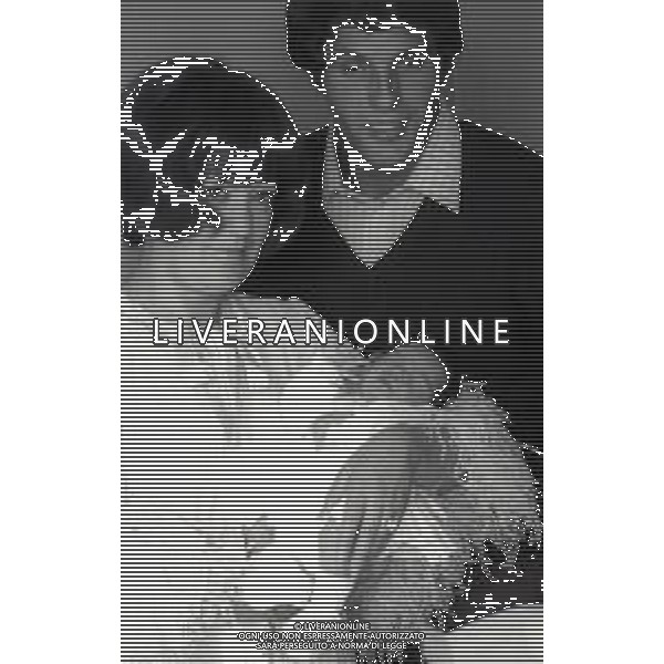 RETROSPETTIVA GIULIANO GEMMA ATTORE NELLA FOTO GIULIANO GEMMA IN OSPEDALE PER LA NASCITA DELLA FIGLIA VERA CON LA MOGLIE NATALIA ROBERTI NELL\'ANNO 1970 AG ALDO LIVERANI SAS
