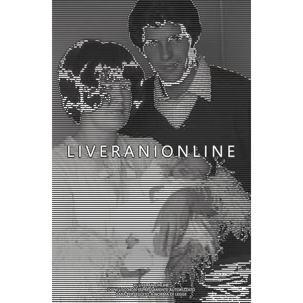 RETROSPETTIVA GIULIANO GEMMA ATTORE NELLA FOTO GIULIANO GEMMA IN OSPEDALE PER LA NASCITA DELLA FIGLIA VERA CON LA MOGLIE NATALIA ROBERTI NELL\'ANNO 1970 AG ALDO LIVERANI SAS
