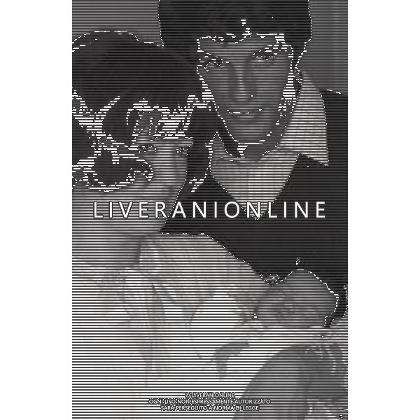 RETROSPETTIVA GIULIANO GEMMA ATTORE NELLA FOTO GIULIANO GEMMA IN OSPEDALE PER LA NASCITA DELLA FIGLIA VERA CON LA MOGLIE NATALIA ROBERTI NELL\'ANNO 1970 AG ALDO LIVERANI SAS