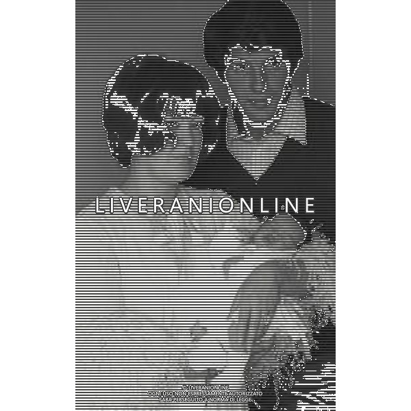 RETROSPETTIVA GIULIANO GEMMA ATTORE NELLA FOTO GIULIANO GEMMA IN OSPEDALE PER LA NASCITA DELLA FIGLIA VERA CON LA MOGLIE NATALIA ROBERTI NELL\'ANNO 1970 AG ALDO LIVERANI SAS