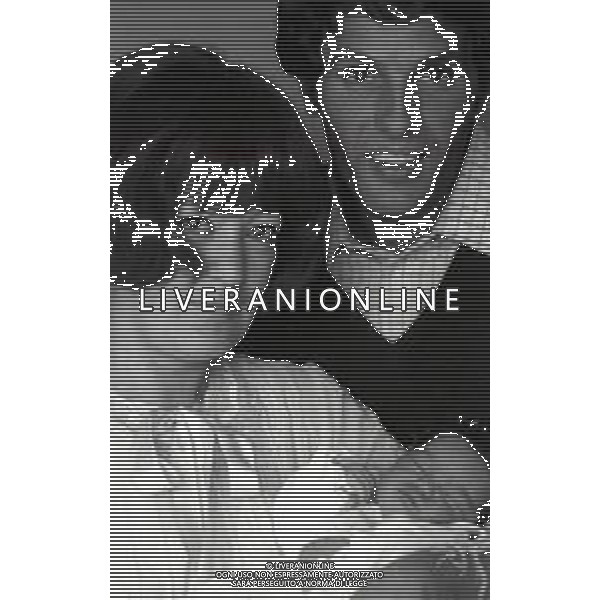 RETROSPETTIVA GIULIANO GEMMA ATTORE NELLA FOTO GIULIANO GEMMA IN OSPEDALE PER LA NASCITA DELLA FIGLIA VERA CON LA MOGLIE NATALIA ROBERTI NELL\'ANNO 1970 AG ALDO LIVERANI SAS