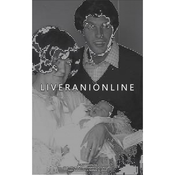 RETROSPETTIVA GIULIANO GEMMA ATTORE NELLA FOTO GIULIANO GEMMA IN OSPEDALE PER LA NASCITA DELLA FIGLIA VERA CON LA MOGLIE NATALIA ROBERTI NELL\'ANNO 1970 AG ALDO LIVERANI SAS