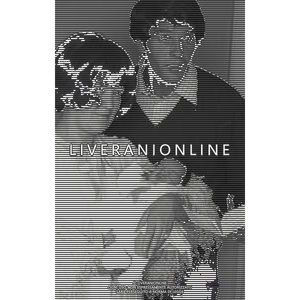 RETROSPETTIVA GIULIANO GEMMA ATTORE NELLA FOTO GIULIANO GEMMA IN OSPEDALE PER LA NASCITA DELLA FIGLIA VERA CON LA MOGLIE NATALIA ROBERTI NELL\'ANNO 1970 AG ALDO LIVERANI SAS
