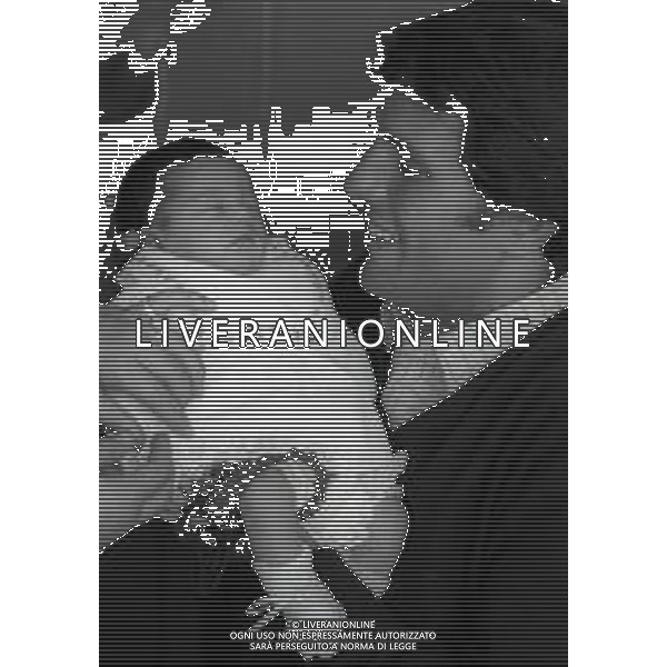 RETROSPETTIVA GIULIANO GEMMA ATTORE NELLA FOTO GIULIANO GEMMA IN OSPEDALE PER LA NASCITA DELLA FIGLIA VERA CON LA MOGLIE NATALIA ROBERTI NELL\'ANNO 1970 AG ALDO LIVERANI SAS