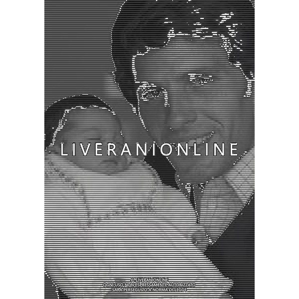 RETROSPETTIVA GIULIANO GEMMA ATTORE NELLA FOTO GIULIANO GEMMA IN OSPEDALE PER LA NASCITA DELLA FIGLIA VERA CON LA MOGLIE NATALIA ROBERTI NELL\'ANNO 1970 AG ALDO LIVERANI SAS