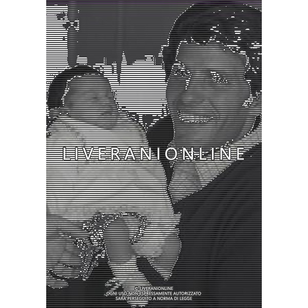 RETROSPETTIVA GIULIANO GEMMA ATTORE NELLA FOTO GIULIANO GEMMA IN OSPEDALE PER LA NASCITA DELLA FIGLIA VERA CON LA MOGLIE NATALIA ROBERTI NELL\'ANNO 1970 AG ALDO LIVERANI SAS