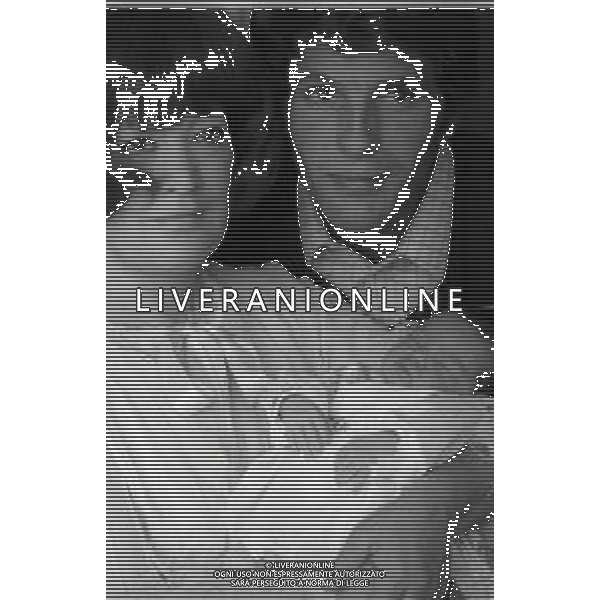 RETROSPETTIVA GIULIANO GEMMA ATTORE NELLA FOTO GIULIANO GEMMA IN OSPEDALE PER LA NASCITA DELLA FIGLIA VERA CON LA MOGLIE NATALIA ROBERTI NELL\'ANNO 1970 AG ALDO LIVERANI SAS