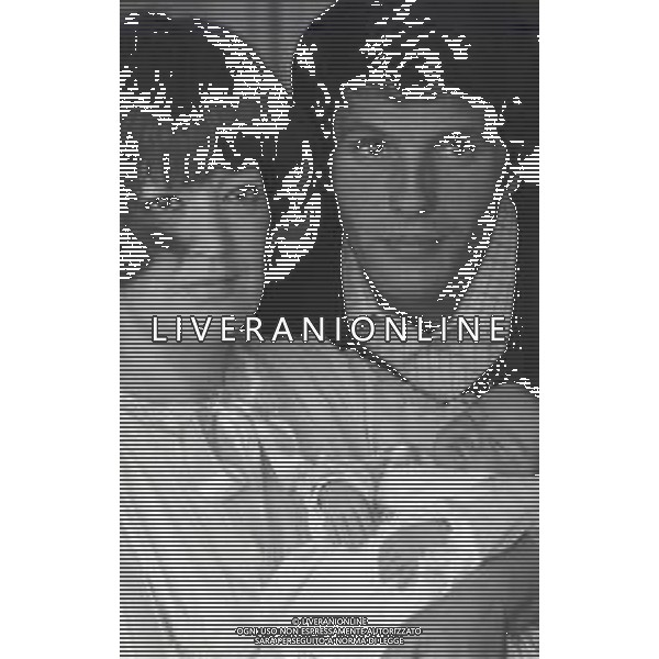 RETROSPETTIVA GIULIANO GEMMA ATTORE NELLA FOTO GIULIANO GEMMA IN OSPEDALE PER LA NASCITA DELLA FIGLIA VERA CON LA MOGLIE NATALIA ROBERTI NELL\'ANNO 1970 AG ALDO LIVERANI SAS