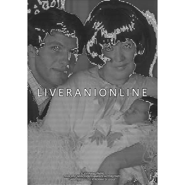 RETROSPETTIVA GIULIANO GEMMA ATTORE NELLA FOTO GIULIANO GEMMA IN OSPEDALE PER LA NASCITA DELLA FIGLIA VERA CON LA MOGLIE NATALIA ROBERTI NELL\'ANNO 1970 AG ALDO LIVERANI SAS