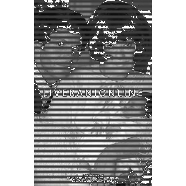 RETROSPETTIVA GIULIANO GEMMA ATTORE NELLA FOTO GIULIANO GEMMA IN OSPEDALE PER LA NASCITA DELLA FIGLIA VERA CON LA MOGLIE NATALIA ROBERTI NELL\'ANNO 1970 AG ALDO LIVERANI SAS