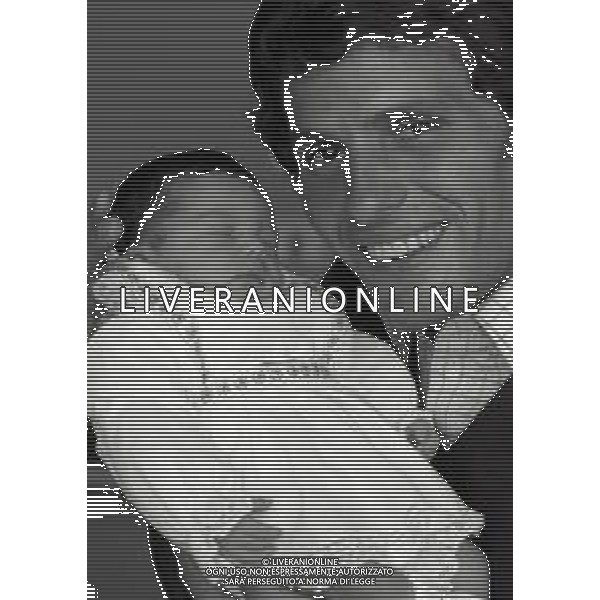 RETROSPETTIVA GIULIANO GEMMA ATTORE NELLA FOTO GIULIANO GEMMA IN OSPEDALE PER LA NASCITA DELLA FIGLIA VERA CON LA MOGLIE NATALIA ROBERTI NELL\'ANNO 1970 AG ALDO LIVERANI SAS
