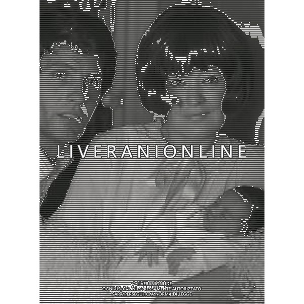RETROSPETTIVA GIULIANO GEMMA ATTORE NELLA FOTO GIULIANO GEMMA IN OSPEDALE PER LA NASCITA DELLA FIGLIA VERA CON LA MOGLIE NATALIA ROBERTI NELL\'ANNO 1970 AG ALDO LIVERANI SAS